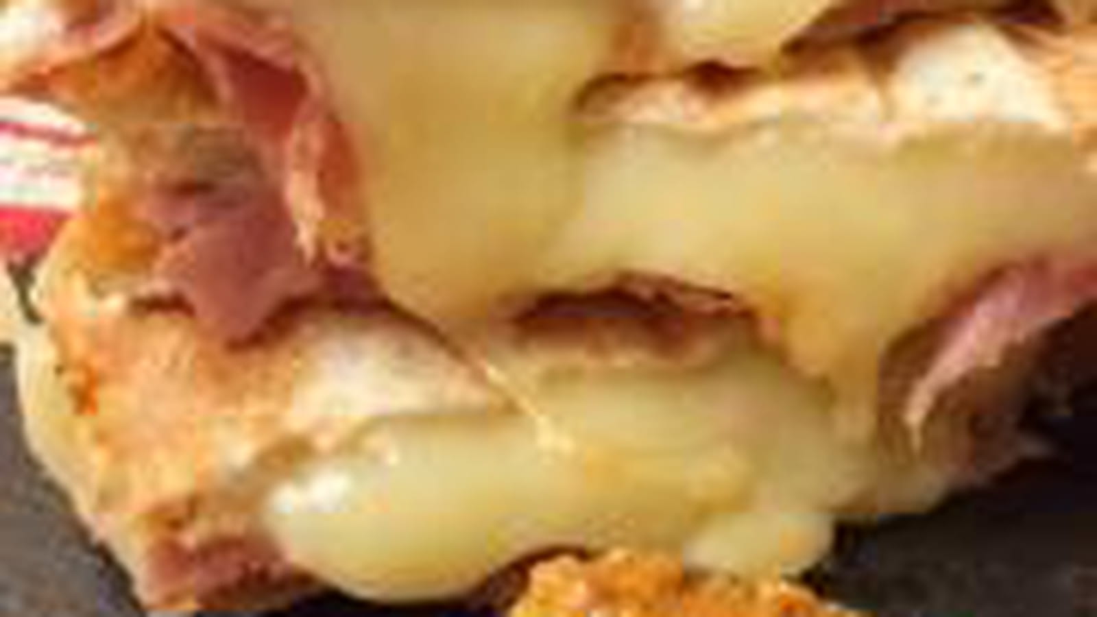 Croque Signore au pesto rosso, jambon d'Aoste et mozzarella