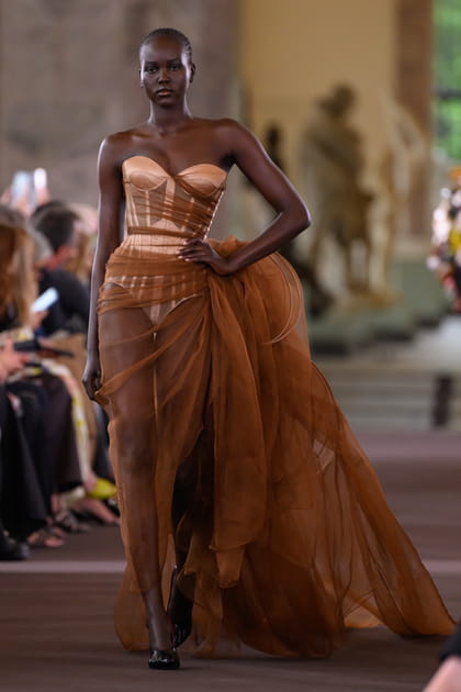 Look 25&nbsp;du d&eacute;fil&eacute; Schiaparelli haute couture automne-hiver 2023-2024