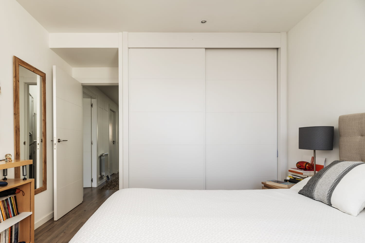 Ces portes de placard basiques deviennent ultra déco grâce à une astuce toute simple