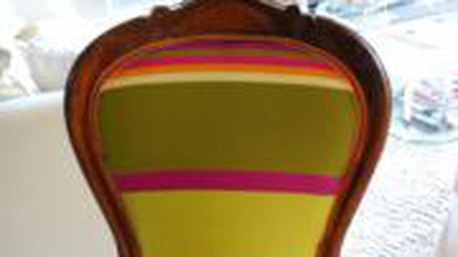 Fauteuil à rayures colorées