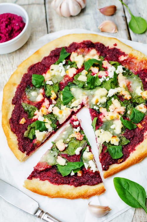 Tarte fine au houmous de betterave et légumes frais