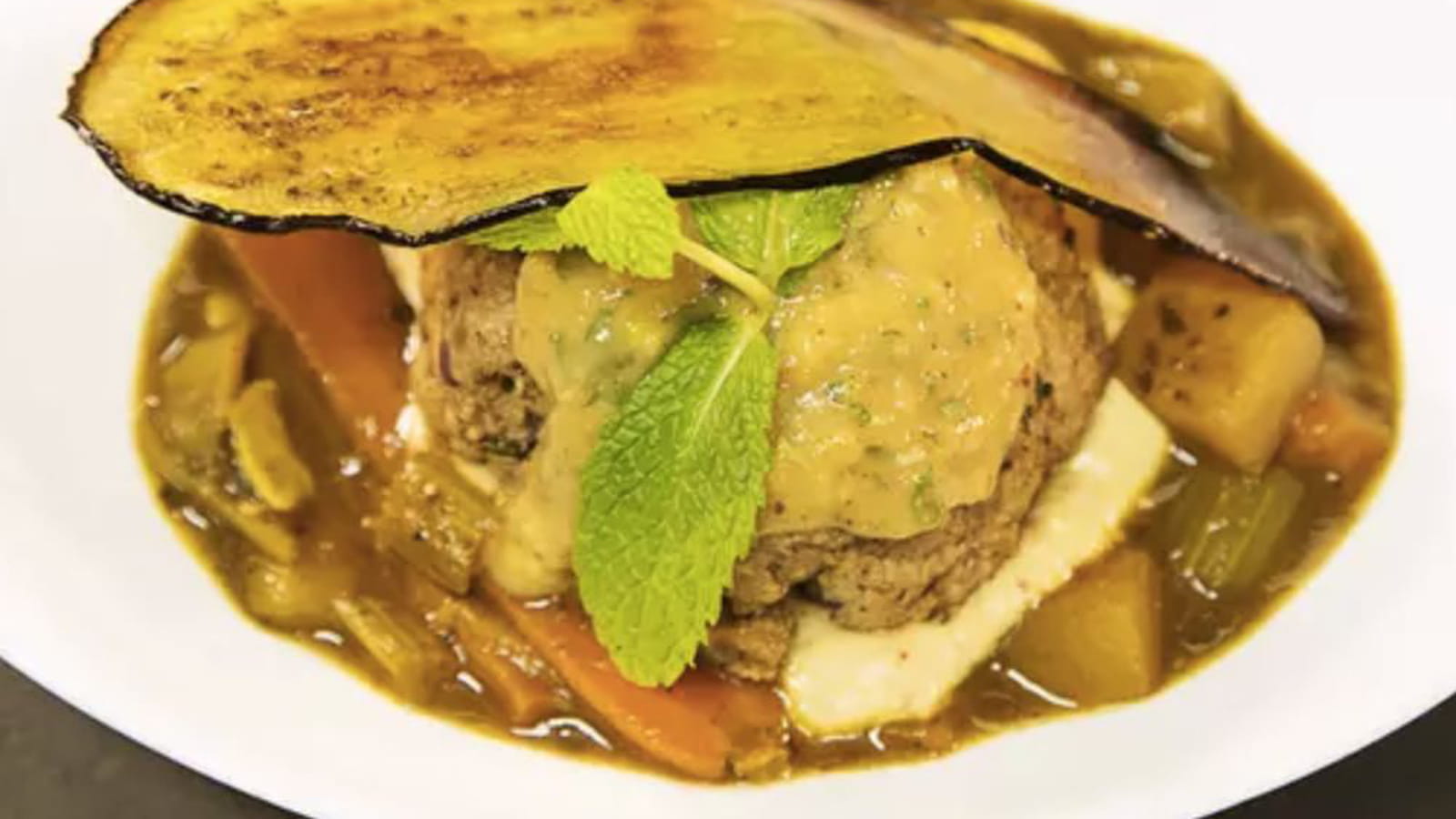 Boulette d’agneau au condiment harissa, houmous de Haricot Tarbais et bouillon de couscous