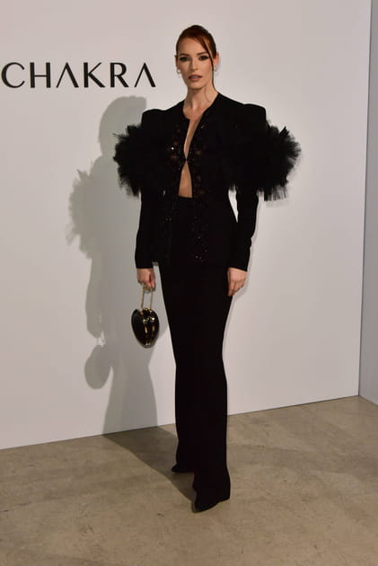 Ma&euml;va Coucke en robe longue noire d&eacute;collet&eacute;e