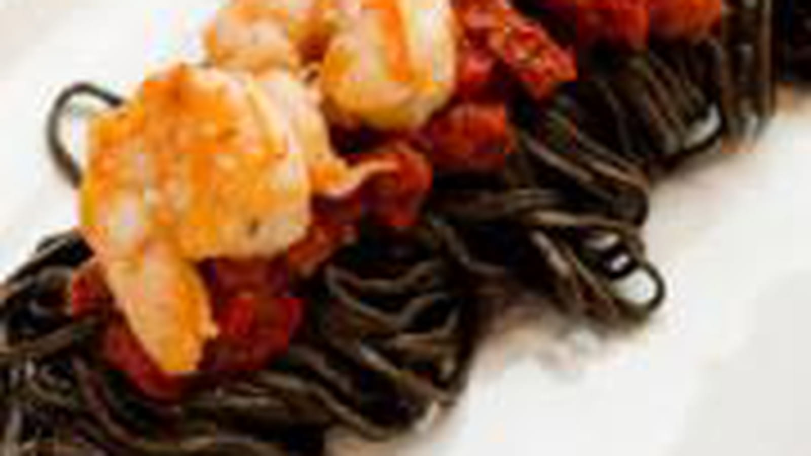 Linguine à l'encre de seiche, poivrons grillés, gambas et pimentón