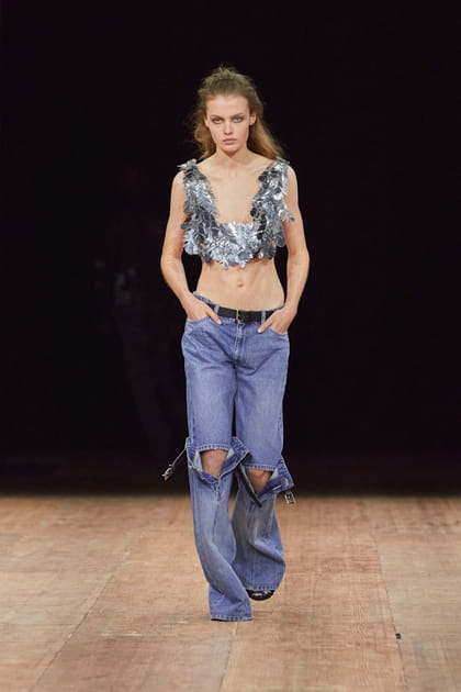 Top m&eacute;tallique et jean large ouvert sur les genoux aper&ccedil;us sur le d&eacute;fil&eacute; Coperni