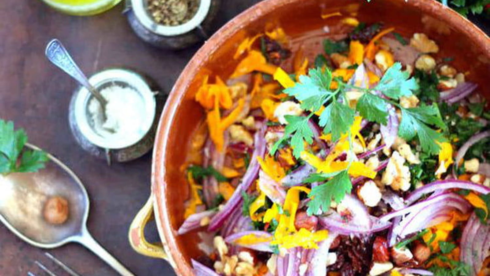 Salade de potimarron cru, noisettes, noix et huile de noisette
