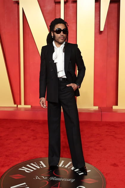 Lenny Kravitz en costume noir Saint Laurent et montre Jaeger Lecoultre