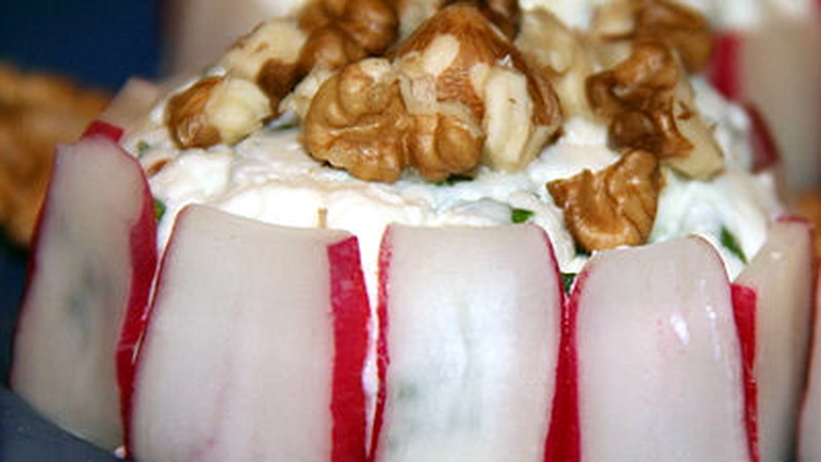 Charlottes de radis roses au chèvre frais et aux noix