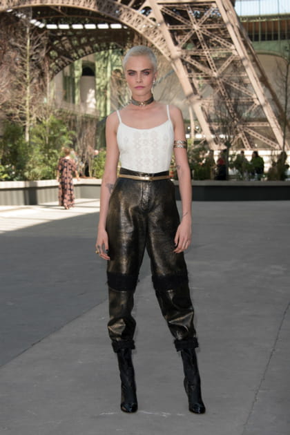 Cara Delevingne en top blanc et pantalon en cuir