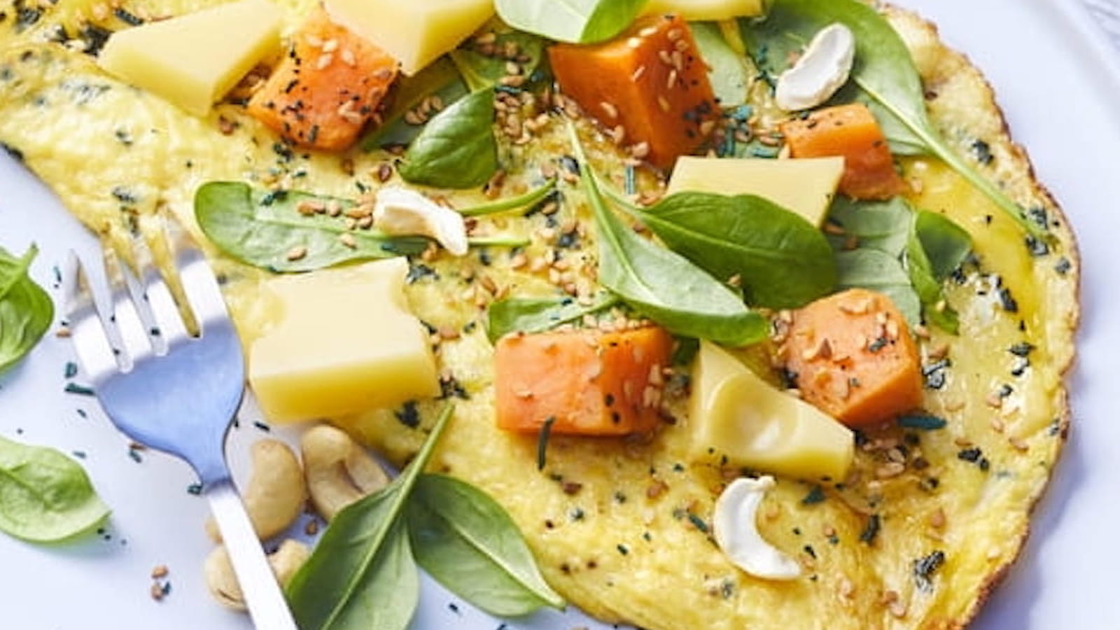 Omelette spiruline, pousses d’épinards et dés d’Emmentaler