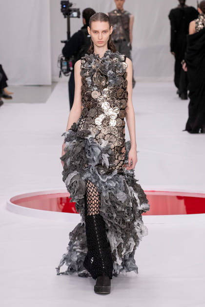 Robe &agrave; disques et volants&nbsp;aper&ccedil;ue sur le d&eacute;fil&eacute; Yuima Nakazato