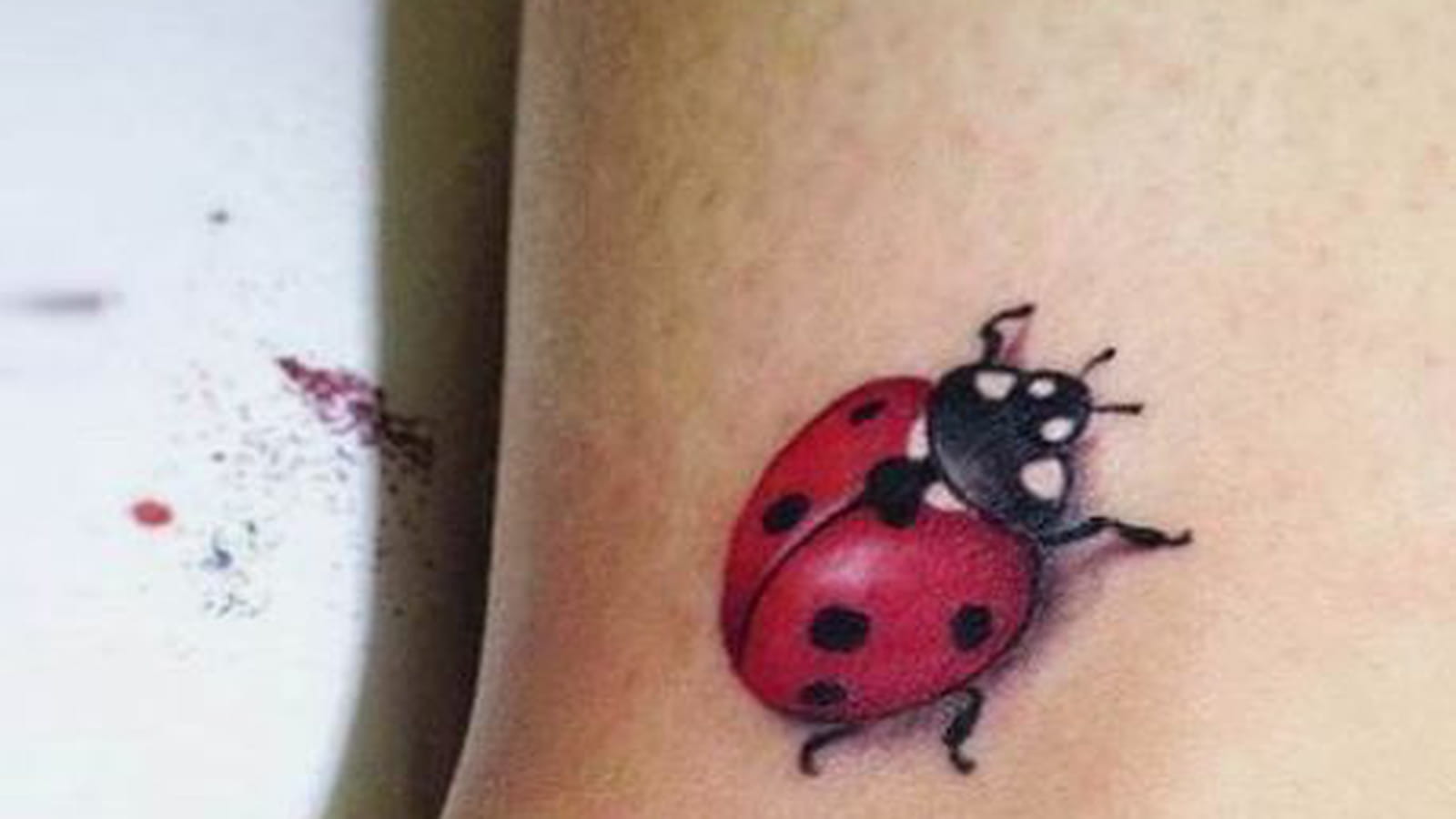 Coccinelle 3D sur la cheville