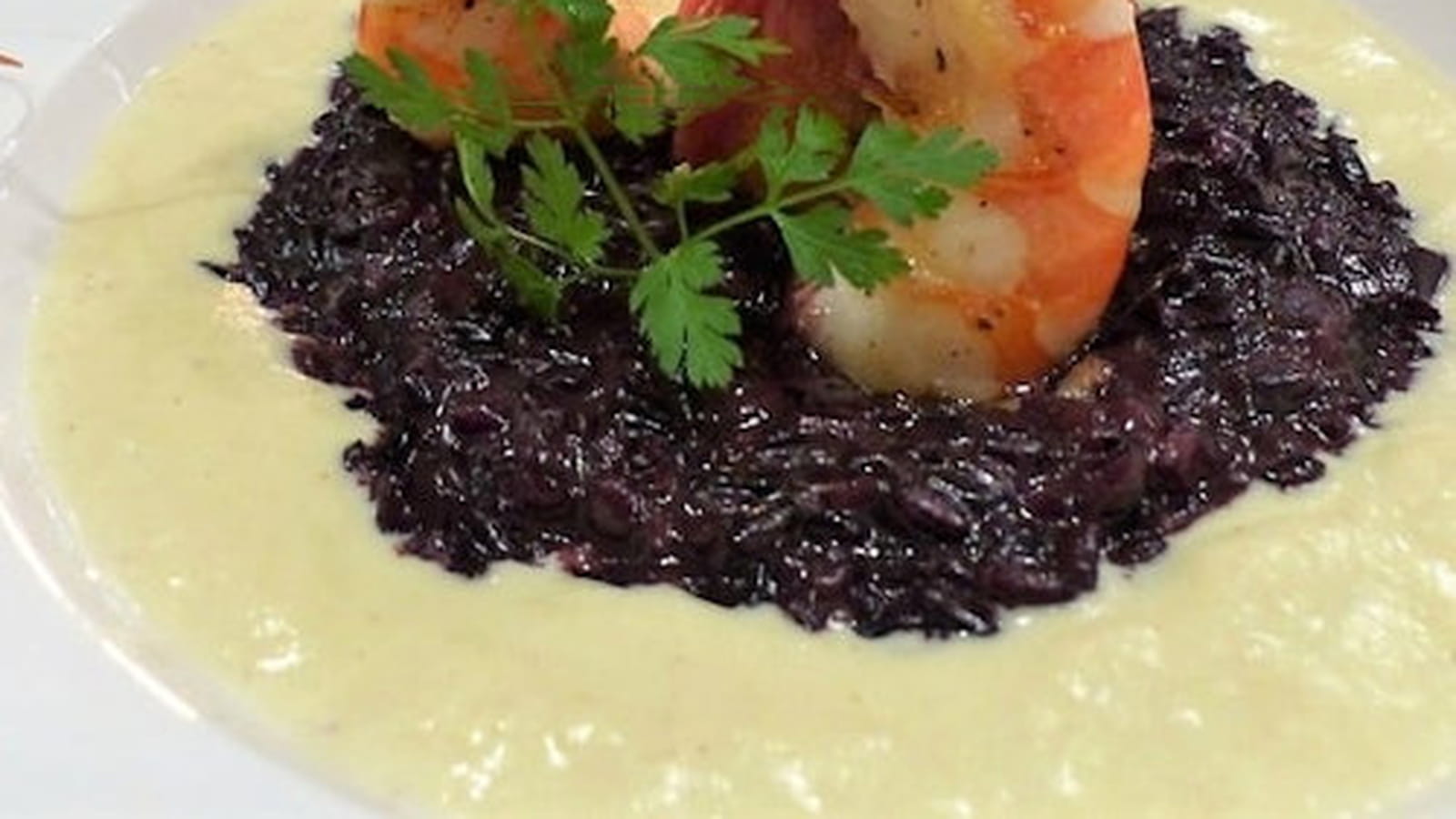 Risotto vénéré, gambas poêlées et crème de poireaux au curry