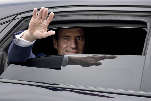 Emmanuel Macron quitte les Champs-Elys&eacute;es apr&egrave;s la c&eacute;r&eacute;monie du 8&nbsp;mai