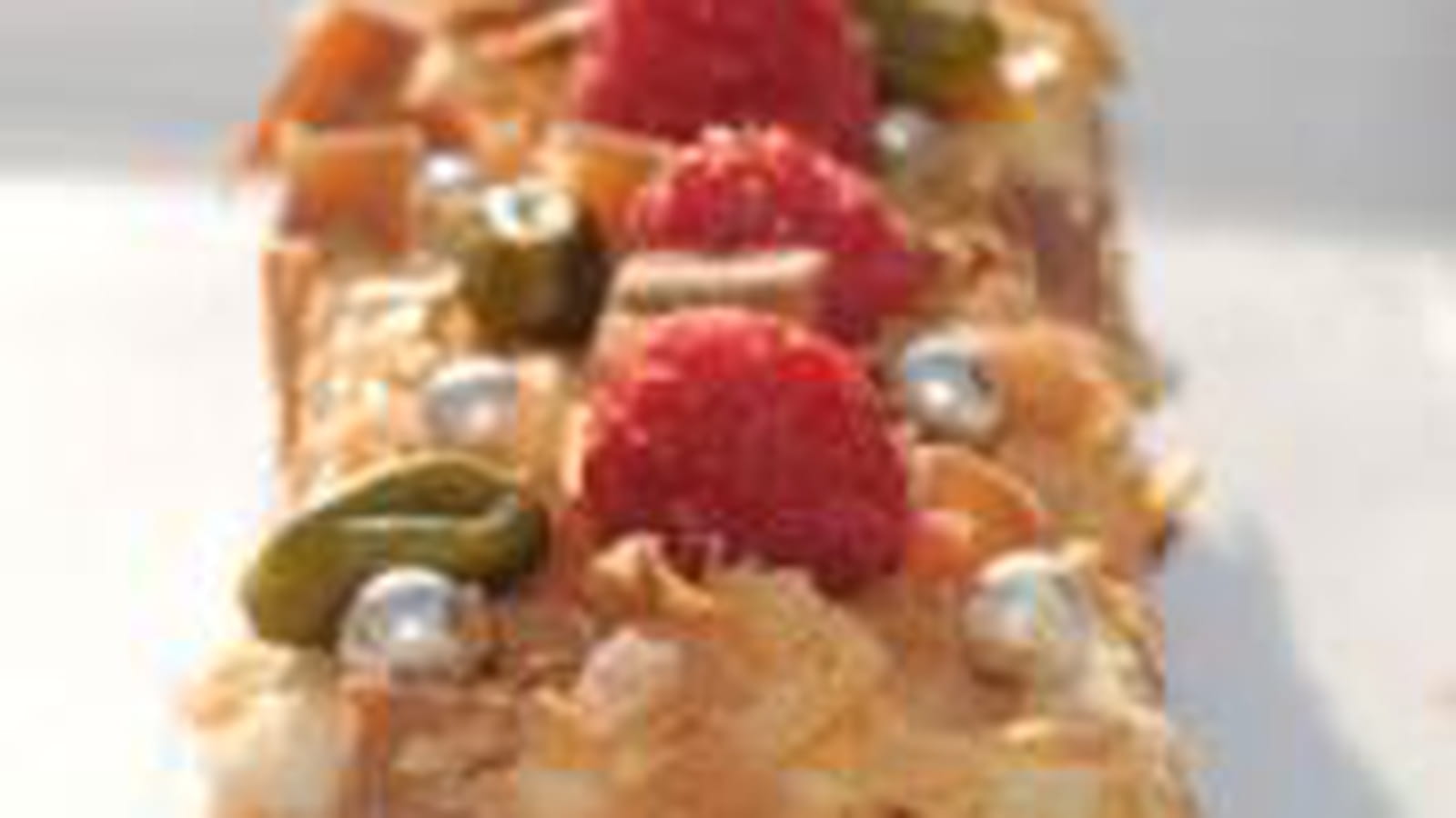 Dacquoise au caramel salé et framboises