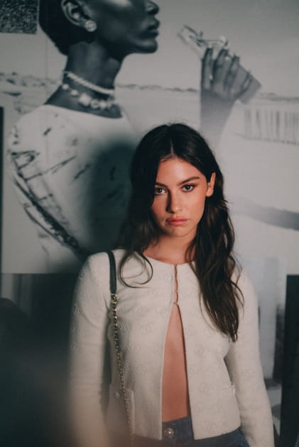 Gracie Abrams en top cardigan d&eacute;boutonn&eacute; au d&eacute;fil&eacute; Chanel printemps-&eacute;t&eacute; 2023