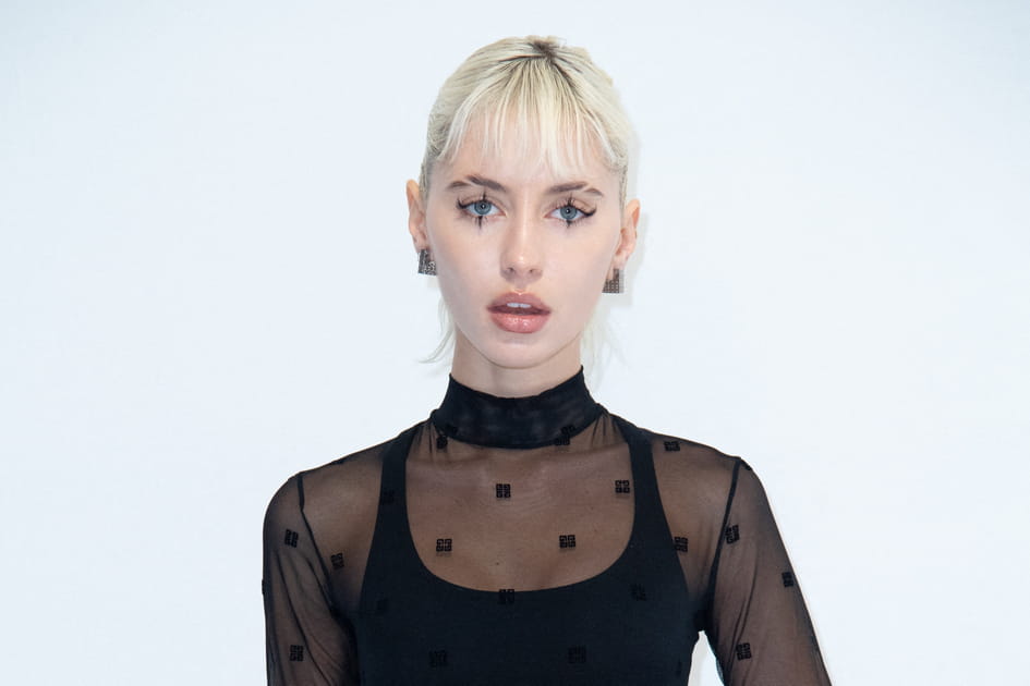 Iris Law, captivante avec ses faux-cils originaux