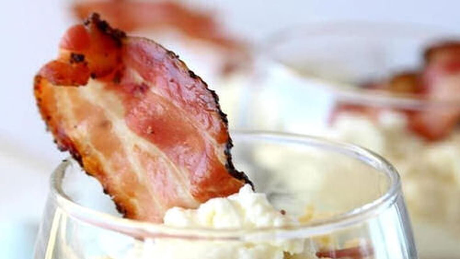 Verrines de mousseline de pommes de terre et chips de speck