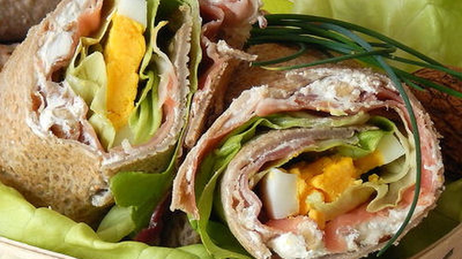 Wraps de sarrasin, fromage aux noix et jambon de Parme