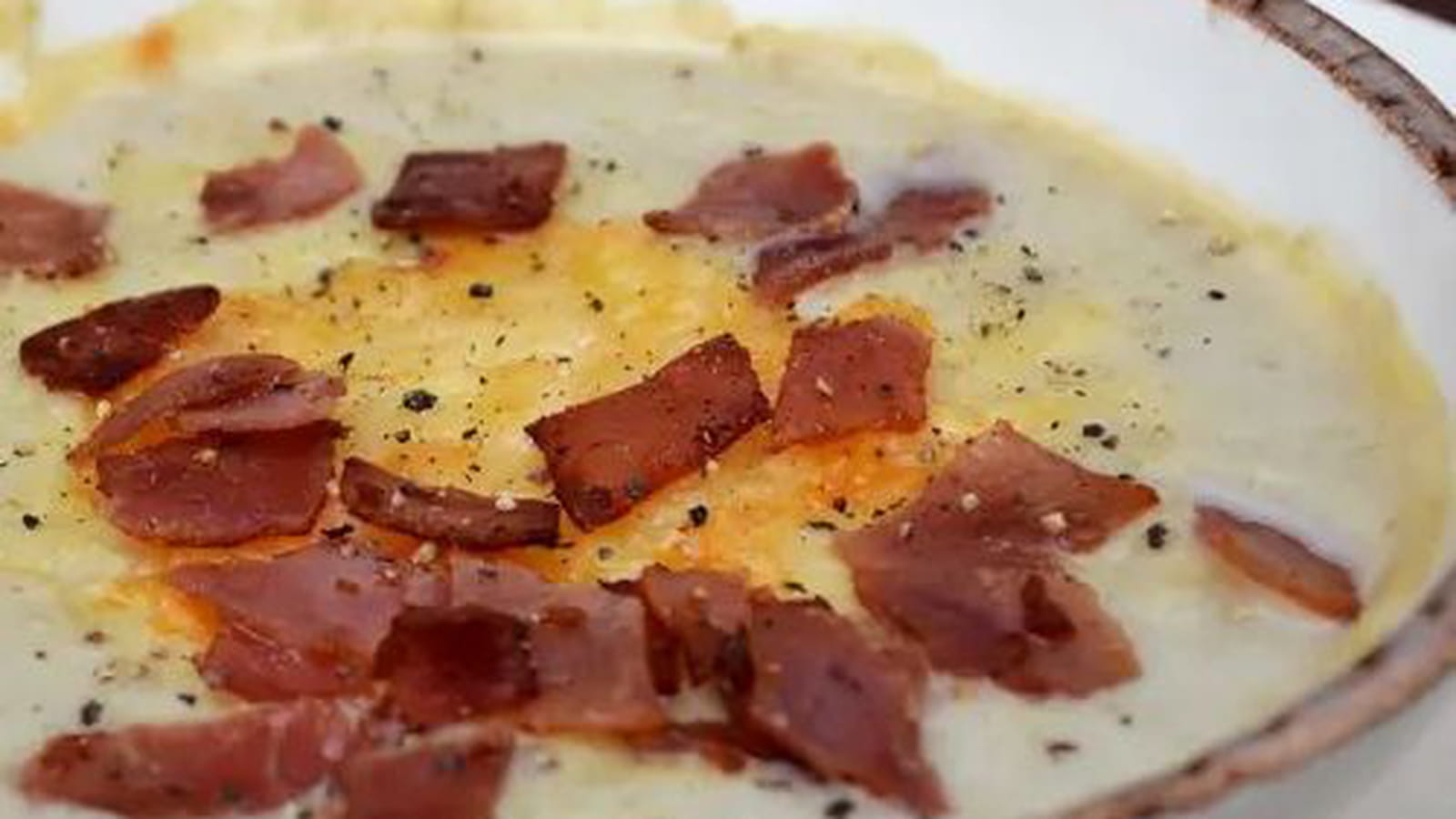 Soupe aux chicons gratinée à l'emmental et croustillants de jambon cuit