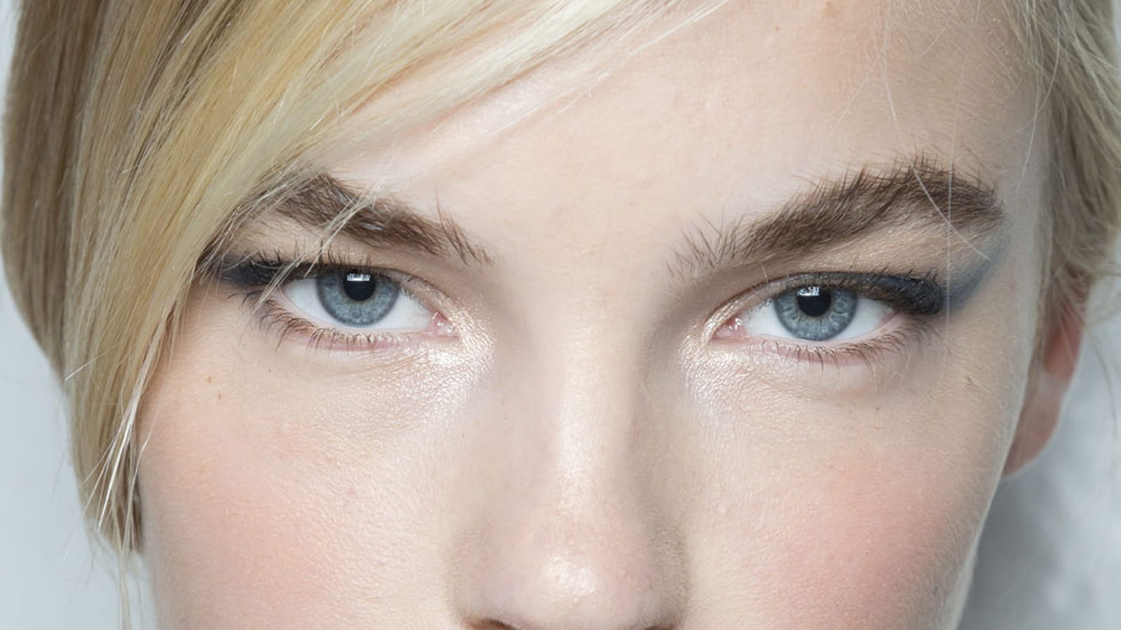 La virgule à l'eye liner gris