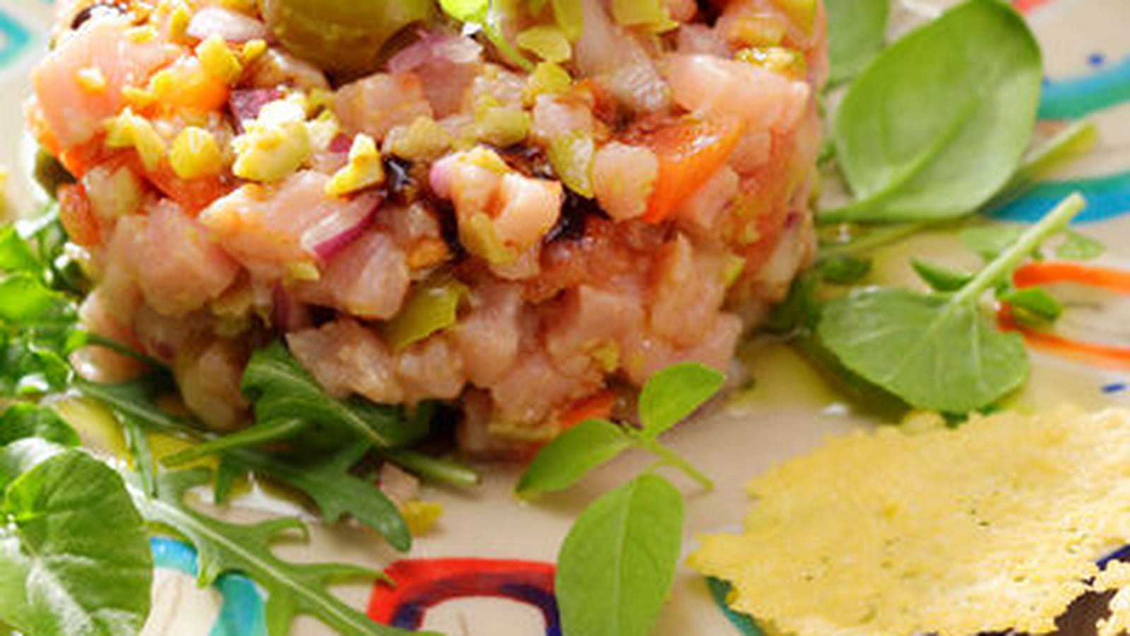 Tartare de veau au condiment d'olives vertes, tuile au manchego