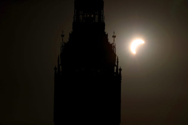 En Angleterre, le ciel londonien s'assombrit sous une &eacute;clipse spectaculaire