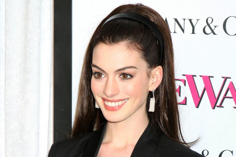 La queue-de-cheval avec headband d'Anne Hathaway