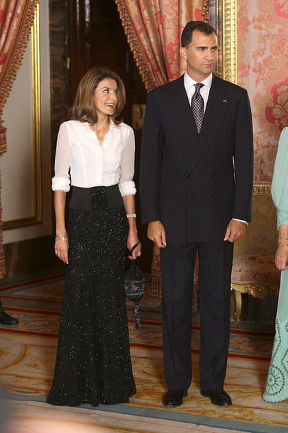 Letizia d'Espagne en chemise blanche retrouss&eacute;e et jupe &eacute;vas&eacute;e paillet&eacute;e