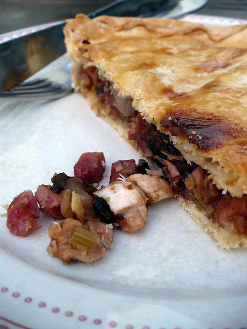 Tourte au poulet, pommes et pruneaux