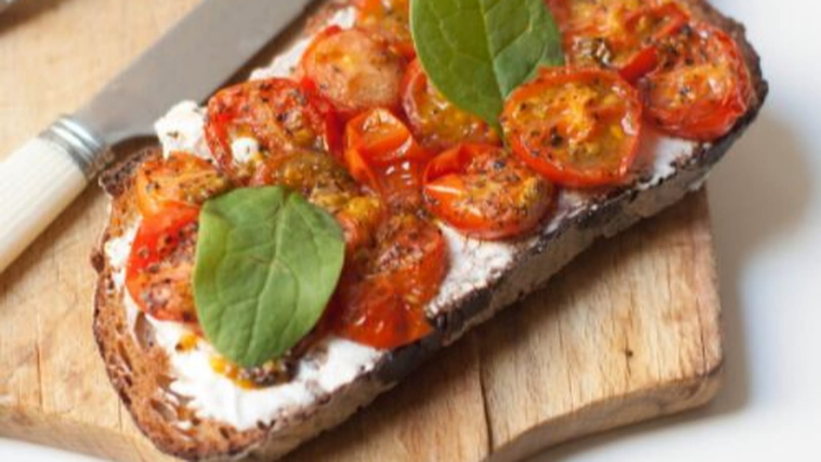 Tartines de tomates rôties