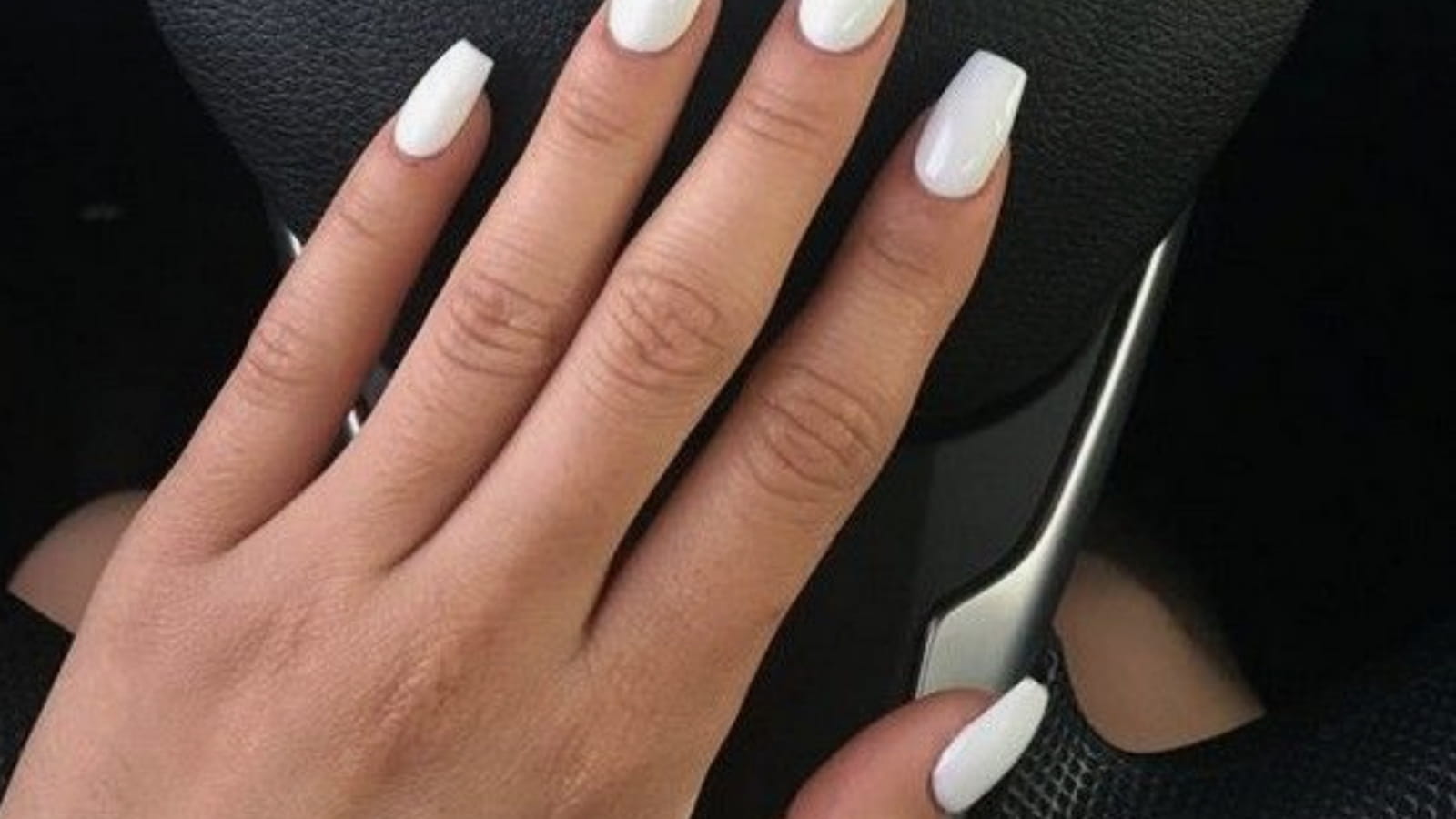 Des ongles blancs en forme de ballerine