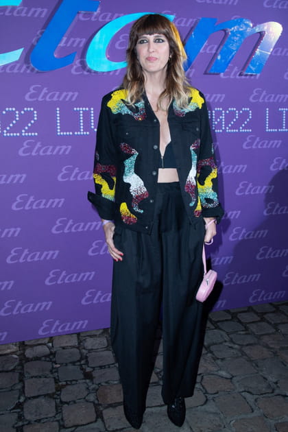 Daphné Bürki avec une veste à imprimé multicolore