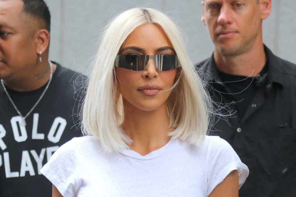 Le mi-long platine resplendissant de Kim Kardashian