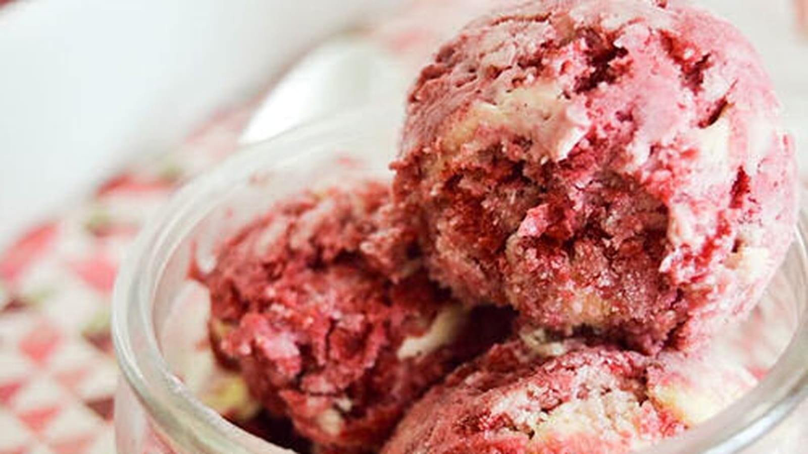 Glace marbrée au chocolat blanc et framboises