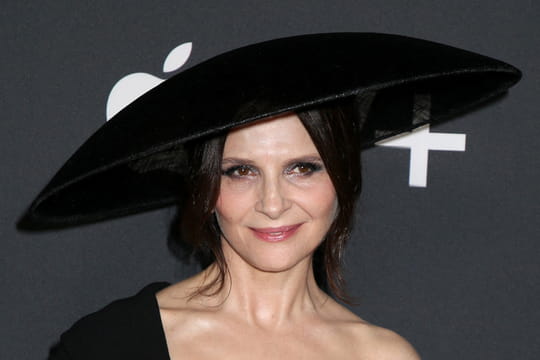 Au d&eacute;fil&eacute; AMI, Juliette Binoche a r&eacute;ussi &agrave; rendre cette coiffure de vacances ultra classe - voici comment la reproduire&nbsp;!