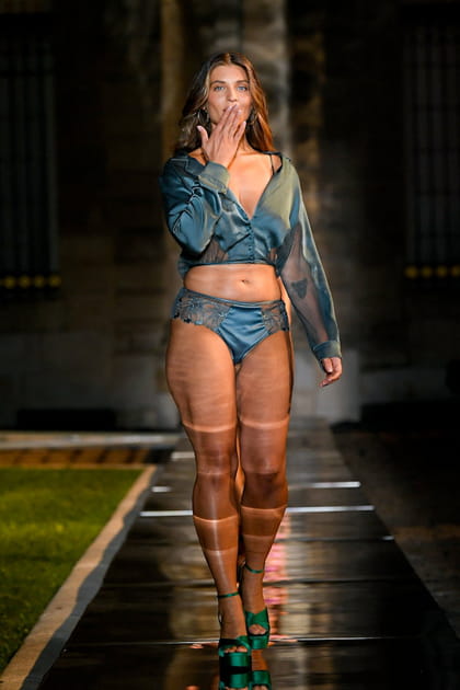 Etam Live Show 2022&nbsp;look top bleu m&eacute;tallis&eacute;