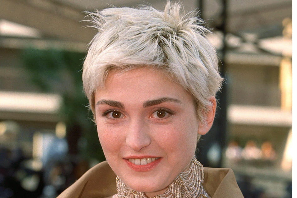 Julie Gayet, surprenante avec sa coupe gar&ccedil;onne blond polaire