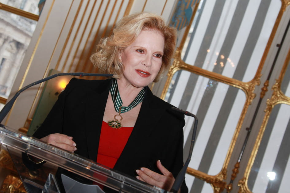Sylvie Vartan, stup&eacute;fiante avec son teint ultra lisse