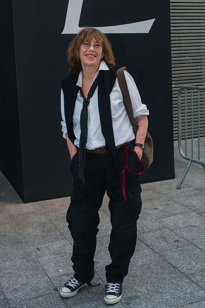 Jane Birkin en pantalon noir et chemise blanche