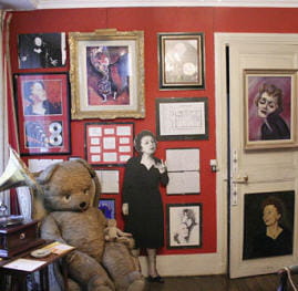 le musée edith piaf conserve de précieux souvenirs de 'la môme'.