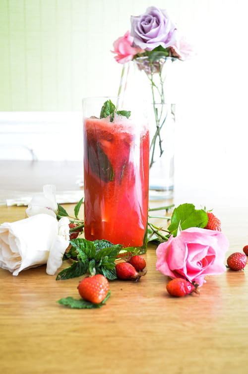 Cocktail aux fraises, framboises, citron et menthe