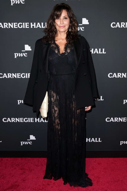 Apr&egrave;s&nbsp;: Gina Gershon &agrave; 61&nbsp;ans en robe longue de dentelle