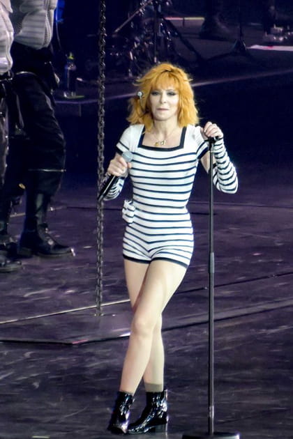 Mylène Farmer en combi-short moulante et rayée