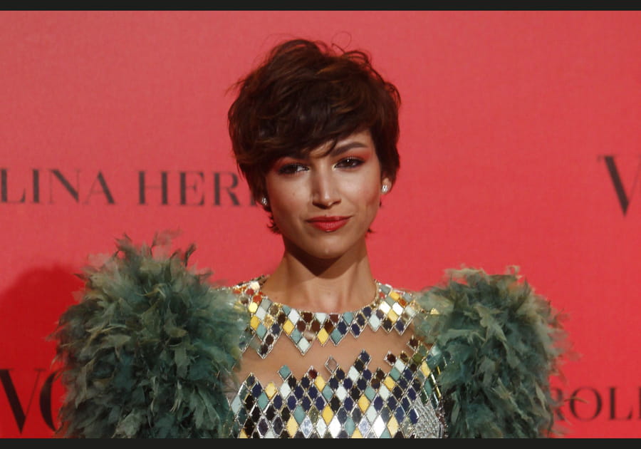 La coupe boule wavy d'Ursula Corbero