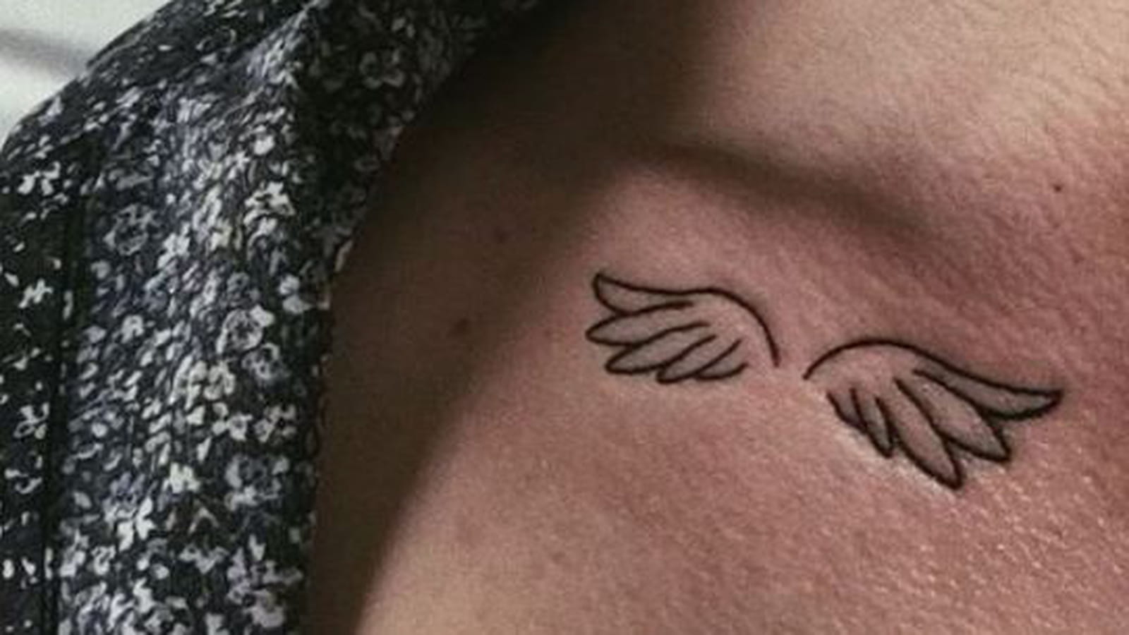 Paire d'ailes sous la clavicule