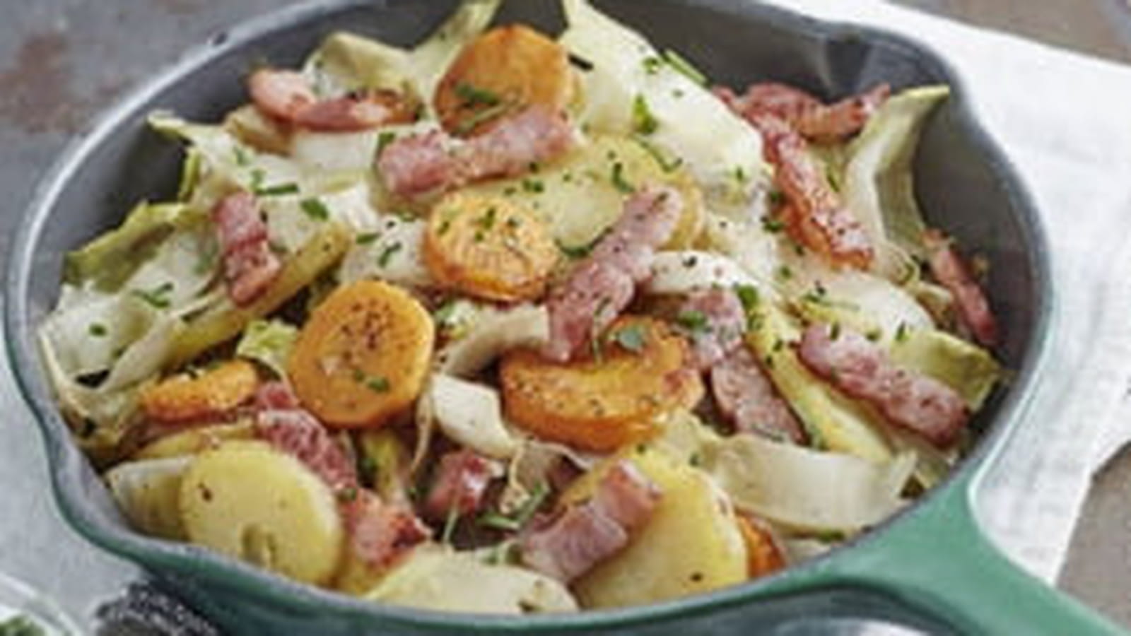 Poêlée aux pommes de terre, lardons, carottes, endives, crème aux fines herbes