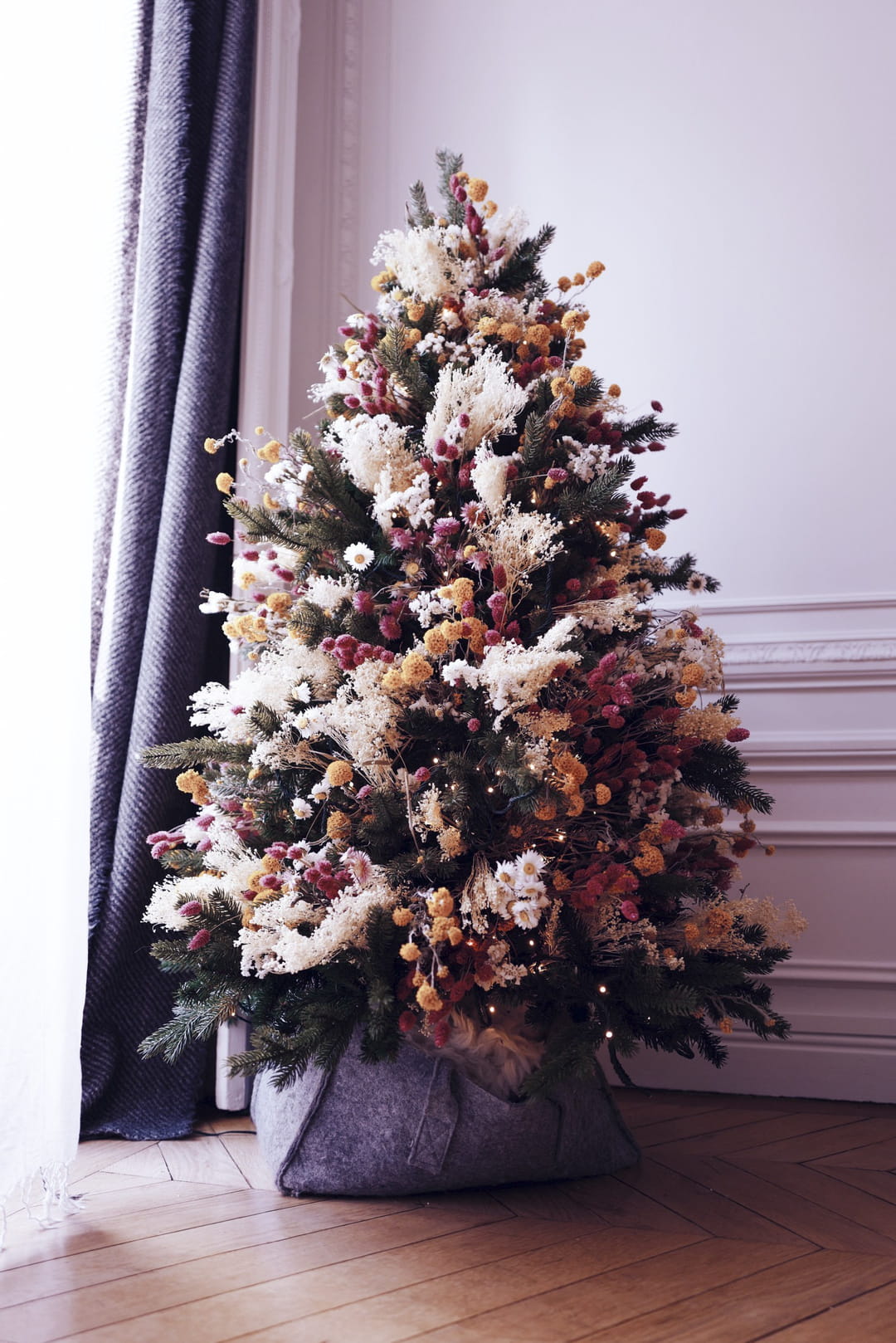 sapin-de-noel-decore-avec-des-fleurs-sechees