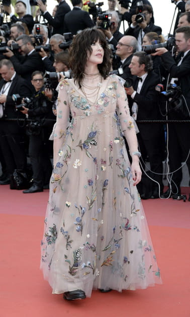 Isabelle Adjani en robe brodée fleurie Dior
