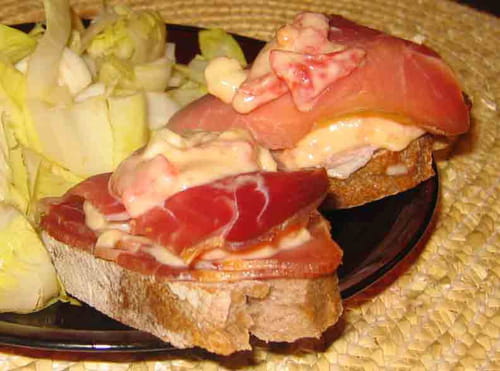 Tartines au jambon de pays et au chèvre
